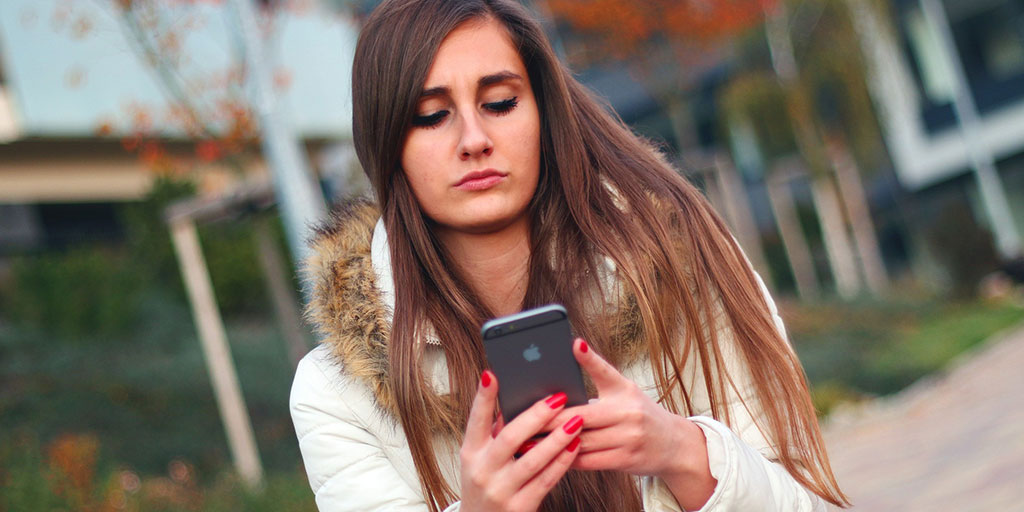 Así es como los smarthphones están cambiando nuestra forma de caminar