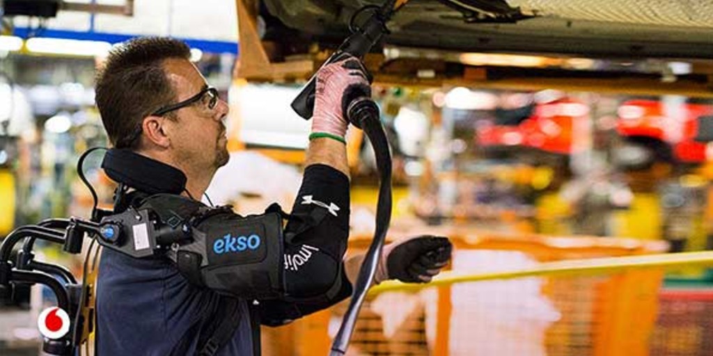Así son los "ciborgs" que fabrican los coches y mejoran la ergonomía