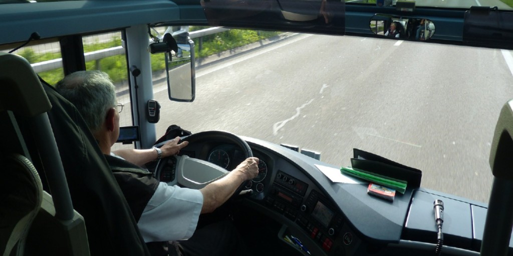 Las distracciones se mantienen como el principal factor concurrente en los accidentes mortales